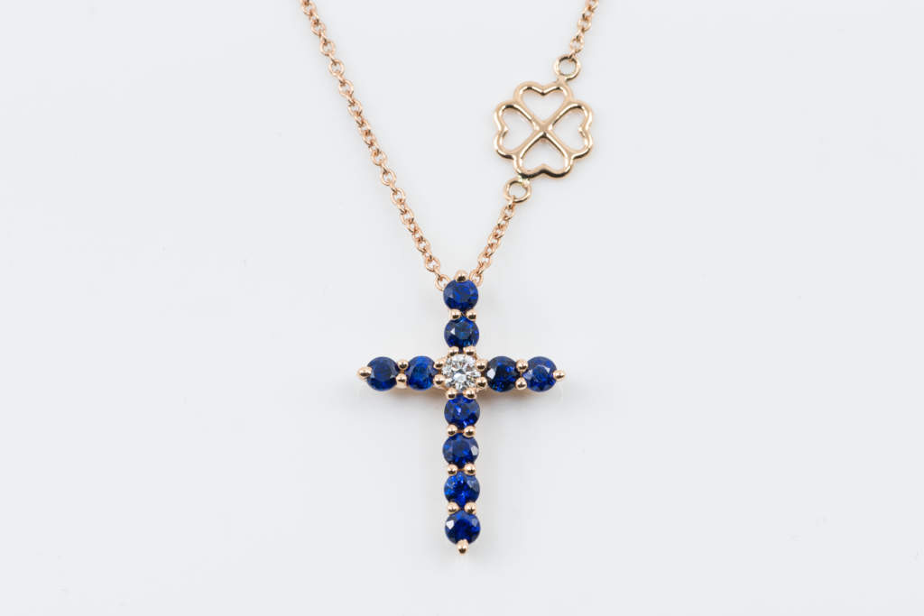 Collana Croce Fidelis Zaffiri - Oro Rosa Diamante - grande main - Casavola - Gioiellieri dal 1882 - Noci