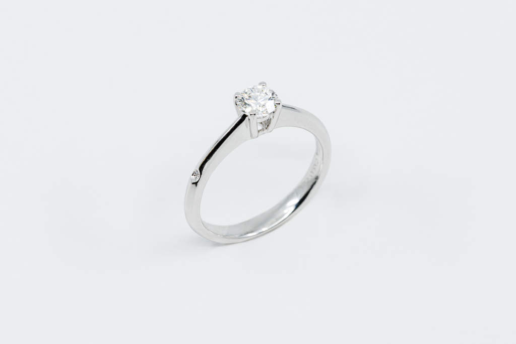 Anello solitario 4 griffe diamantino laterale - Gioielleria Casavola Noci - idea regalo fidanzamento