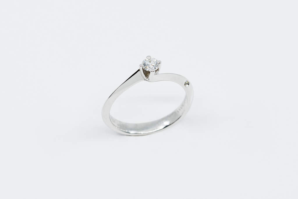 Anello solitario Amore diamantino laterale - Gioielleria Casavola Noci - piccolo