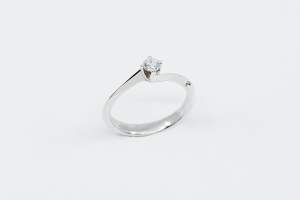 Anello solitario Amore diamantino laterale - Gioielleria Casavola Noci - piccolo