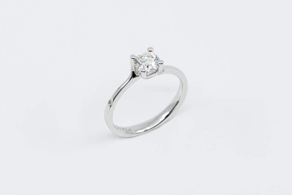 Anello solitario con brillante - Gioielleria Casavola Noci - Idea proposta di matrimonio