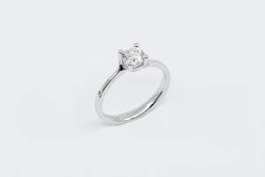 Anello solitario con brillante - Gioielleria Casavola Noci - Idea proposta di matrimonio