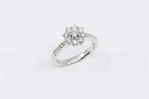 Anello solitario rosetta pavé - Gioielleria Casavola Noci - Regalo Proposta Matrimonio