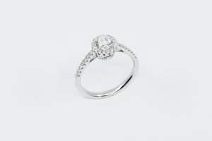 Anello solitario tondo pavé - Gioielleria Casavola Noci