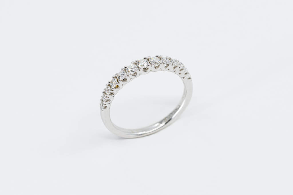 Veretta degradé 13 diamanti white - Gioielleria Casavola Noci - anello fidanzamento oro bianco