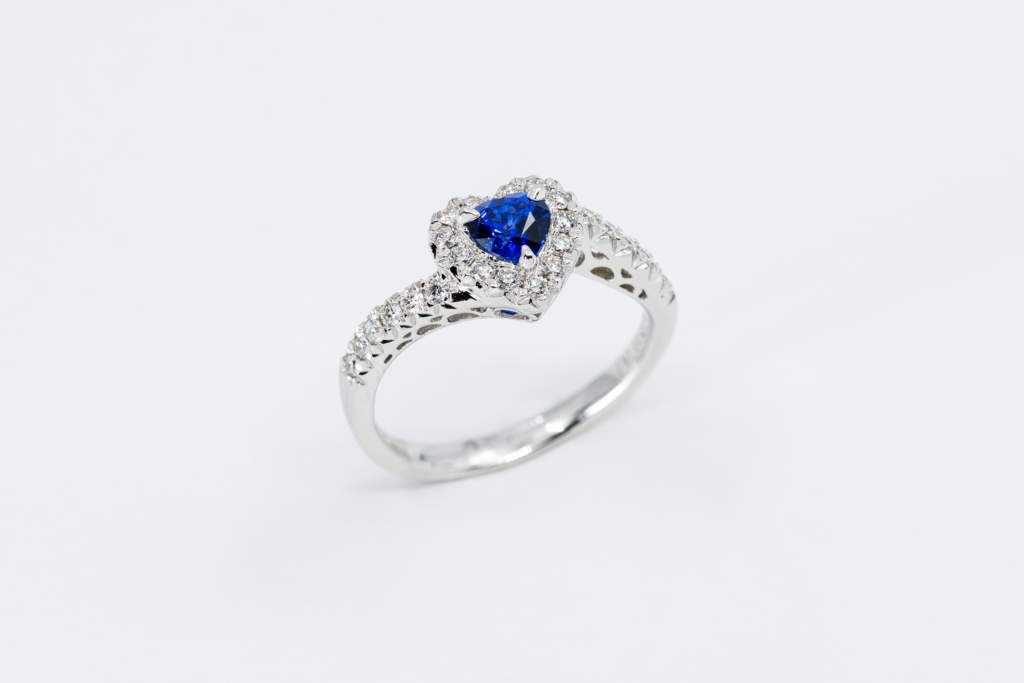 Anello cuore zaffiro Petite Prestige White - Gioielleria Casavola Noci - idea regalo donna diamanti importanti