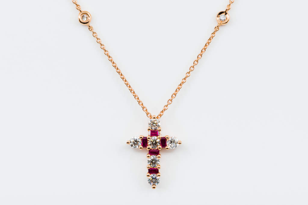 Collana Croce Fidelis Rose Rubini e Diamanti - Gioielleria Casavola Noci - idee regalo battesimo o comunione importante