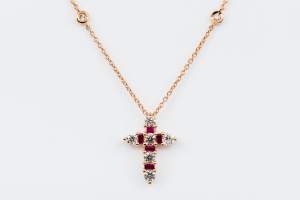 Collana Croce Fidelis Rose Rubini e Diamanti - Gioielleria Casavola Noci - idee regalo battesimo o comunione importante