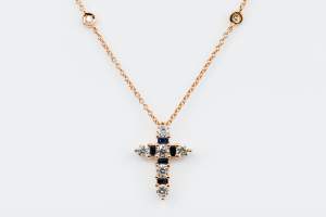 Collana Croce Fidelis Rose Zaffiri e Diamanti - Gioielleria Casavola Noci - idee regalo battesimo o comunione importante