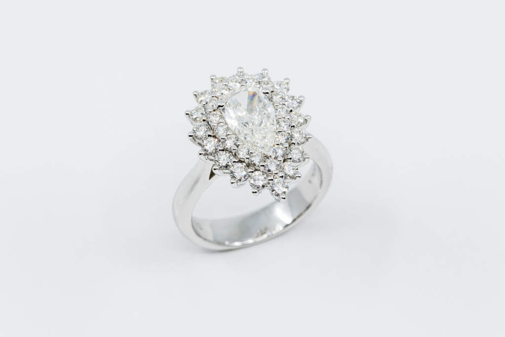 Anello solitario diamante goccia Prestige - Gioielleria Casavola Noci - idee fidanzamento - regalo importante