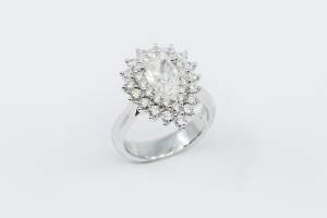 Anello solitario diamante goccia Prestige - Gioielleria Casavola Noci - idee fidanzamento - regalo importante