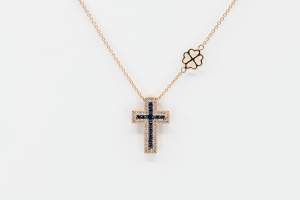 Collana croce Grand Angelus zaffiri rosè - Gioielleria Casavola Noci - idee regalo battesimo - maschietto e femminuccia