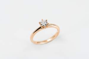 Anello solitario 6 griffe rosé - Gioielleria Casavola Noci - proposta di matrimonio - fidanzamento