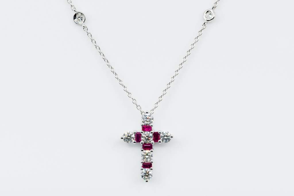 Collana Croce Fidelis White Rubini e Diamanti - Gioielleria Casavola Noci - idee regalo per battesimo - comunione - cresima