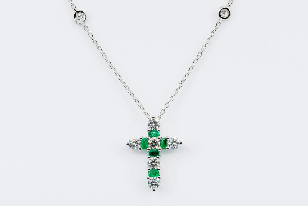 Collana Croce Fidelis White Smeraldi e Diamanti - Gioielleria Casavola Noci - idee regalo battesimo - comunione - cresima