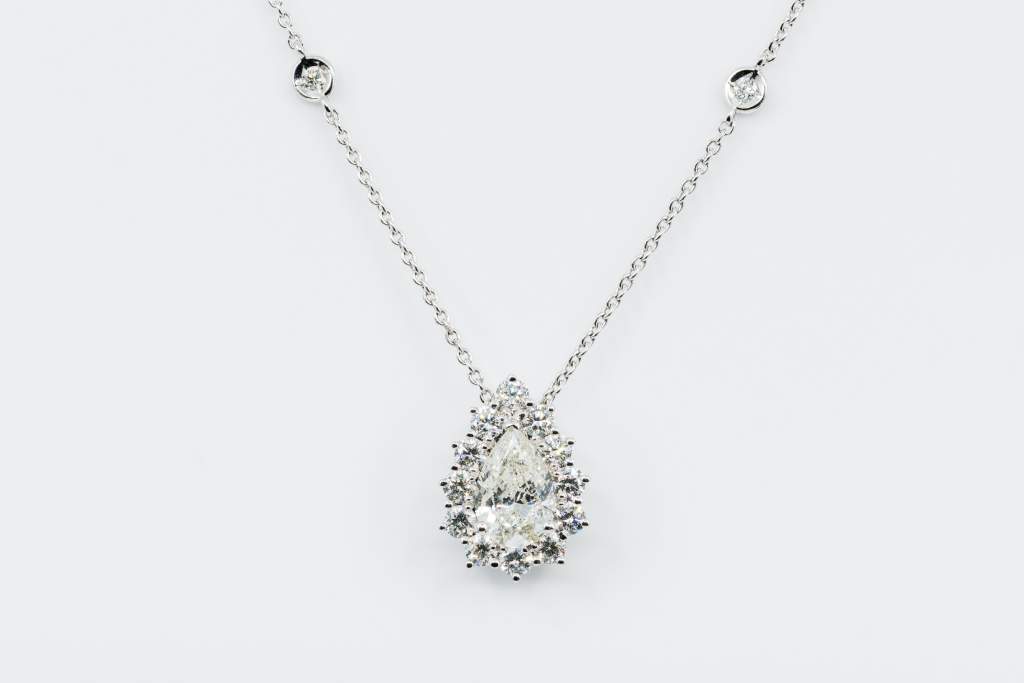 Collana diamante goccia pavé Prestige - Gioielleria Casavola Noci - idee regalo donne - per occasioni importanti