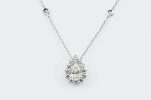 Collana diamante goccia pavé Prestige - Gioielleria Casavola Noci - idee regalo donne - per occasioni importanti