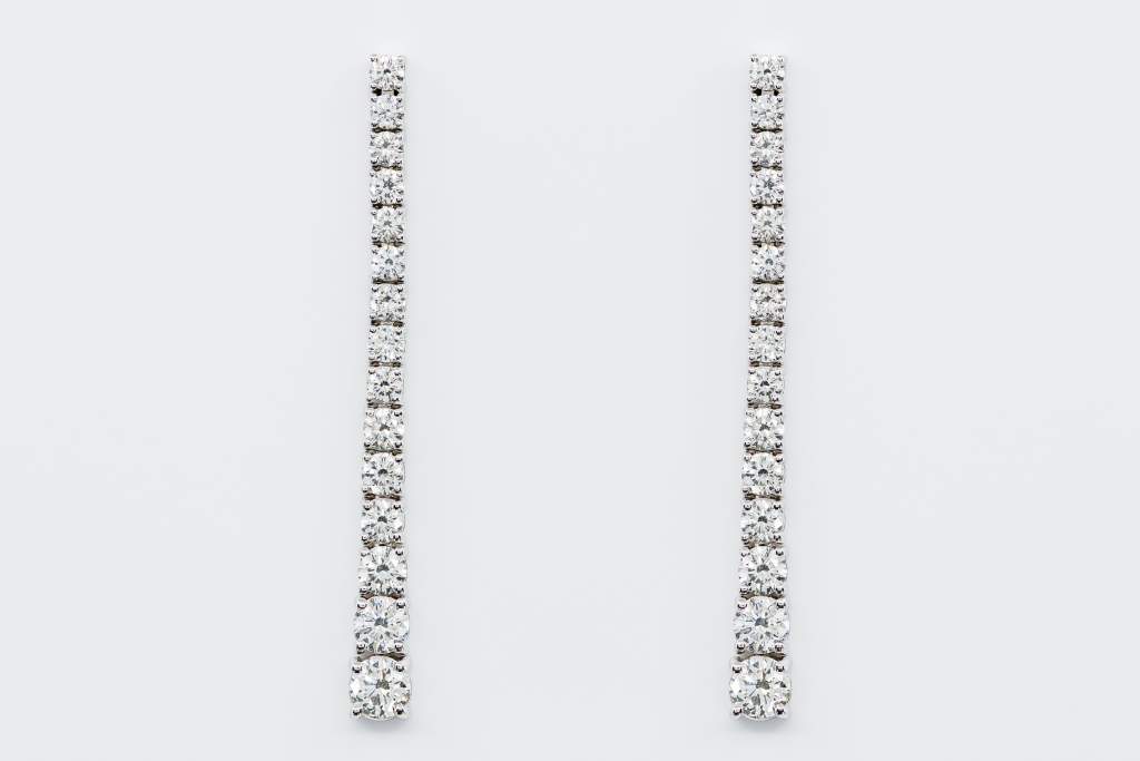 Crivelli orecchini lunghi pendenti diamanti oro bianco - Gioielleria Casavola Noci - gioielli tennis - idee regalo donne per ogni occasione