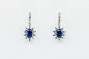 Orecchini rosette zaffiri pavé Prestige - Gioielleria Casavola Noci - chiusura a monachella - idee regalo donne per occasioni importanti