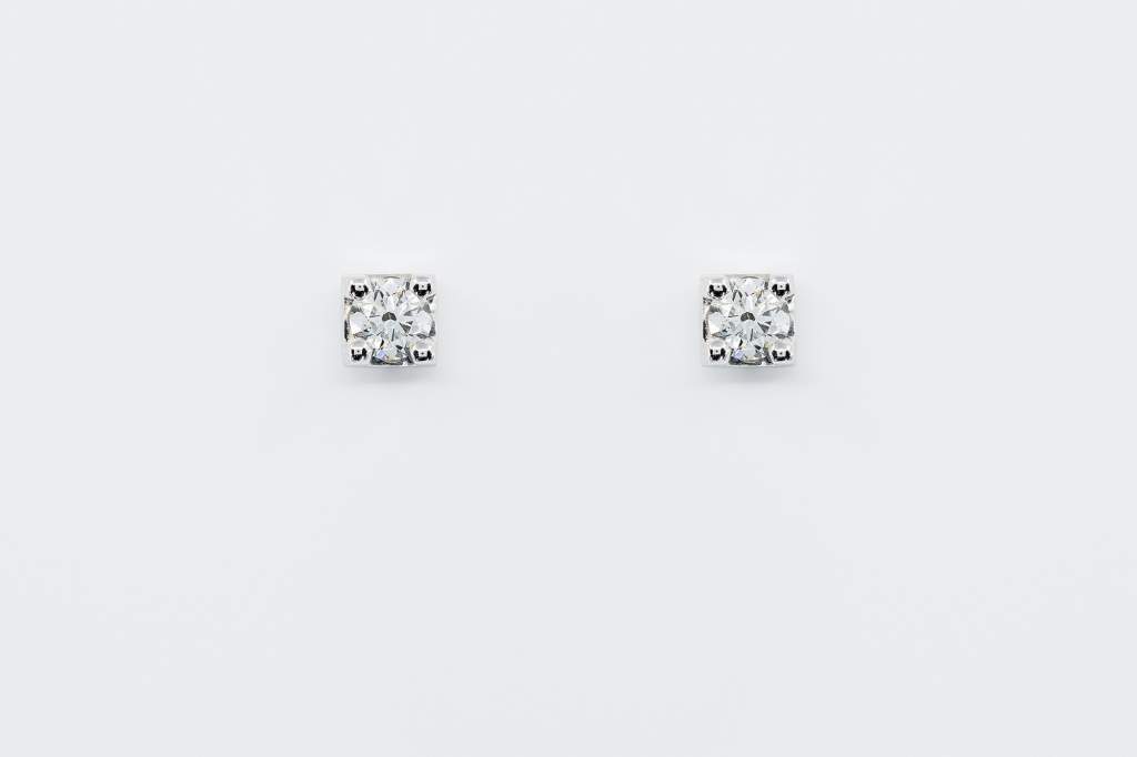 Orecchini punto luce quadrati con diamante - Gioielleria Casavola Noci - idee regalo donne per ogni occasione