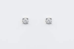 Orecchini punto luce quadrati con diamante - Gioielleria Casavola Noci - idee regalo donne per ogni occasione