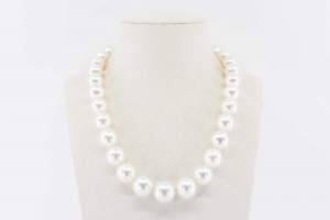 Collana girocollo perle australiane bianche Prestige - Gioielleria Casavola Noci - idee regalo anniversario matrimonio - main