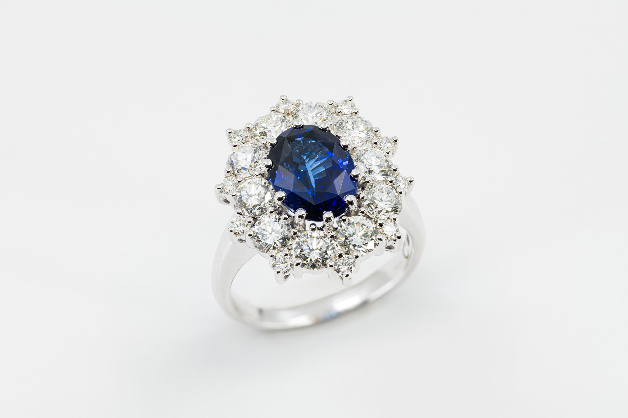 Anello rosetta flower zaffiro Prestige - Gioielleria Casavola Noci - high end jewelry ring - sapphire and diamonds