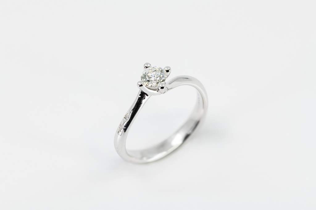 Anello solitario intrecciato - Gioielleria Casavola Noci - idee regalo fidanzamento - proposta di matrimonio - diamante certificato