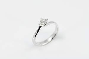 Anello solitario intrecciato - Gioielleria Casavola Noci - idee regalo fidanzamento - proposta di matrimonio - diamante certificato