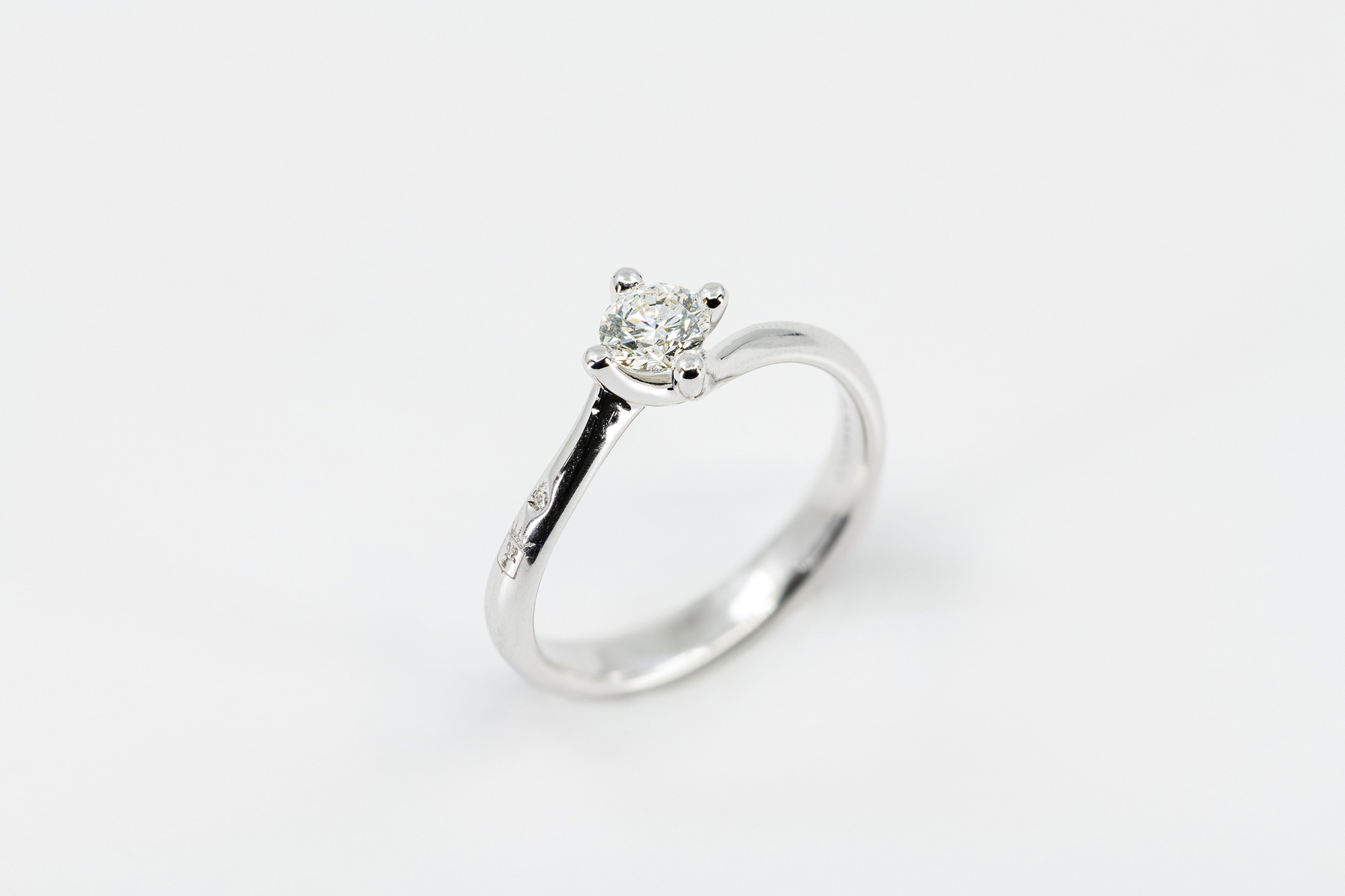 Anello solitario intrecciato - Gioielleria Casavola Noci - idee regalo fidanzamento - proposta di matrimonio - diamante certificato