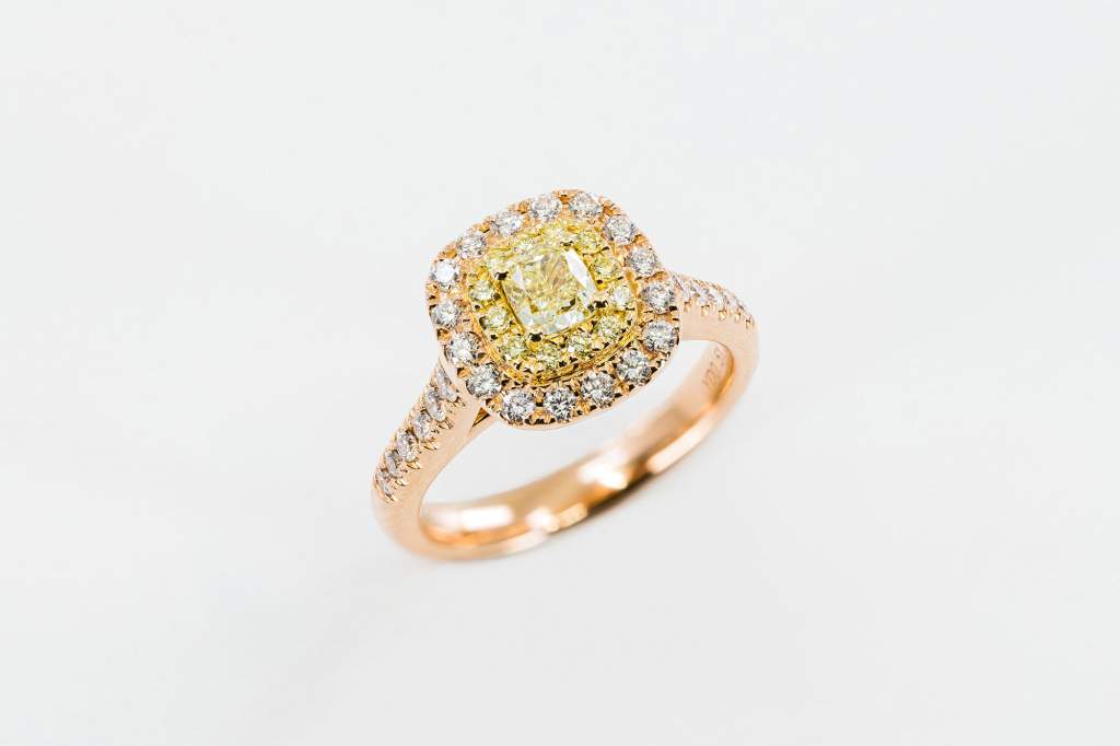 Anello halo quadrato diamanti fancy rose Prestige - Gioielleria Casavola Noci - proposta di matrimonio idee - regalo donne prezioso