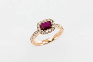 Anello rubino rosé engagement Little Prestige - Gioielleria Casavola Noci - idee regalo per una donna incinta - main