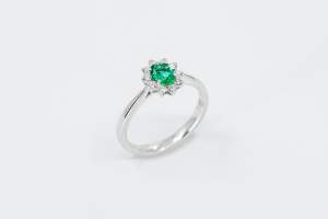 Anello smeraldo Sunflower baby Nature - Gioielleria Casavola Noci - idee regalo compleanno fidanzata - main