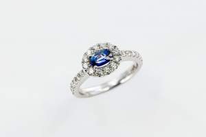 Anello zaffiro pavé Little Prestige - Gioielleria Casavola Noci - idee proposta di matrimonio - gioiello importante