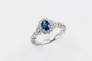 Anello zaffiro white Crown Prestige - Gioielleria Casavola Noci - idea proposta di matrimonio importante