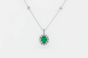 Collana rosetta smeraldo Prestige - Gioielleria Casavola Noci - idee regalo anniversario matrimonio - gioiello in oro bianco