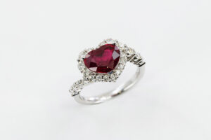 Anello rubino taglio cuore e diamanti Prestige - Gioielleria Casavola di Noci - idea regalo per la proposta di matrimonio