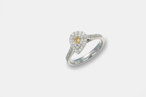 Anello halo goccia diamante fancy Prestige White - Gioielleria Casavola di Noci - idee proposta di matrimonio - oro bianco