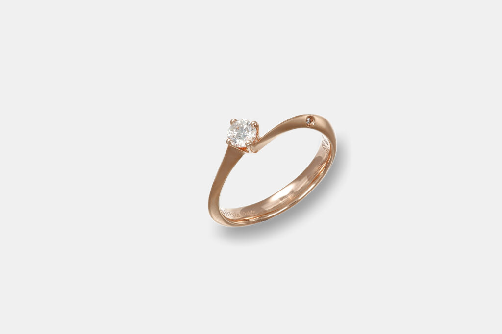 Anello solitario Amore diamantino laterale Rosé - Gioielleria Casavola di Noci - idee per proposta di matrimonio - oro rosa