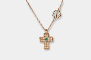 Collana croce diamanti e smeraldo Angelus Rosé Light - Gioielleria Casavola di Noci - idee regalo battesimo importante