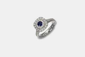 Anello zaffiro cushion Halo white Prestige - Gioielleria Casavola di Noci - idee proposta di matrimonio originale - oro bianco