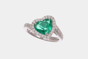 Anello smeraldo cuore colombiano Prestige White - Gioielleria Casavola di Noci - idee regalo compleanno 50 anni moglie