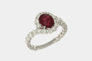 Anello rubino certificato Mozambico Prestige White - Gioielleria Casavola di Noci - idee regalo compleanno 50 anni mamma - in oro bianco con diamanti
