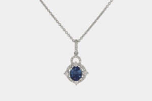 Crivelli collana zaffiro ovale e diamanti pavé - Gioielleria Casavola di Noci - idee regalo compleanno 50 anni moglie - in oro bianco 18 carati