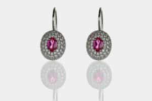 Orecchini oro bianco ovalizzati zirconi rossi pavé - Gioielleria Casavola di Noci - idee regalo compleanno 60 anni migliore amica