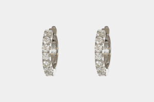 Orecchini a cerchietto in oro bianco con diamanti 1.5 cm Prestige - Gioielleria Casavola di Noci - idee regalo compleanno 18 anni figlia