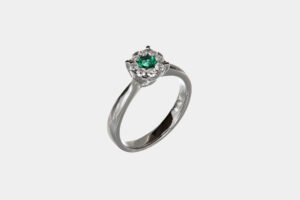 Anello Invisible smeraldo e diamanti White - Gioielleria Casavola di Noci - idee per una proposta di matrimonio da sogno - in oro bianco 18 carati