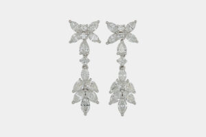 Orecchini pendenti Flowers in oro bianco e diamanti Prestige - Gioielleria Casavola di Noci - gioielli da sposa - idee regalo per donna