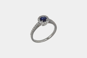 Anello zaffiro tondo 0.46 ct Prestige White - Gioielleria Casavola di Noci - gioiello in oro bianco con diamanti - idee regalo compleanno 50 anni moglie