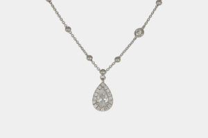 Collana diamante certificato taglio goccia Prestige White - Gioielleria Casavola di Noci - idee regalo compleanno 50 anni moglie - in oro bianco 18 carati